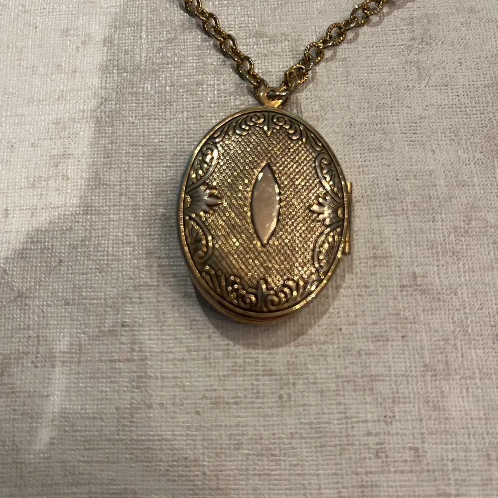 Vintage large Victorian style Gold Locket Necklace. GUC! - Picture 5 of 8